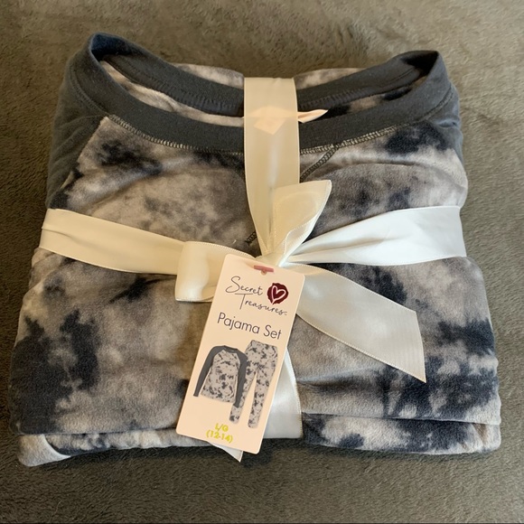 Secret Treasures Other - Secret Treasures Pajama Set  Size: Large 12-14